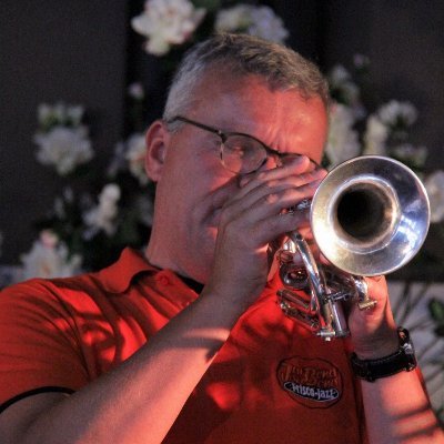 Edward (MSc) werkt aan de digitalisering van NL. Als hobby speelt hij cornet en sousafoon in verschillende jazzformaties in de oude stijl jazz.