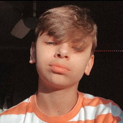 milkyc1ouds's profile picture. a random boy with 10k+ followers on instagram and 2k+ subscribers links below :)