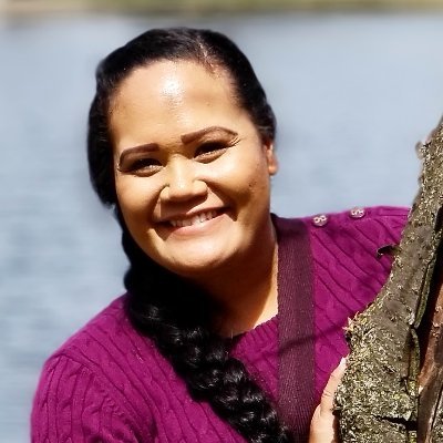 He mea hula + librarian no Mānoa, Hawai‘i