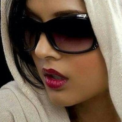 أنا أنثى لا اعلم سوى أن عينأي جميلتان،ضحكتي فاتنه، ولدي كبرياء قوي ،ولا استحق الحزن ابدا