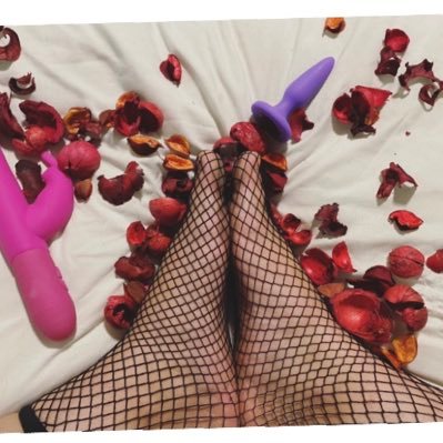 Follow my only fan account send me all your requests for adventure feet pics xo selling feet pictures 🦶🏻 size 9 feet Instagram : @adventurefeetxo