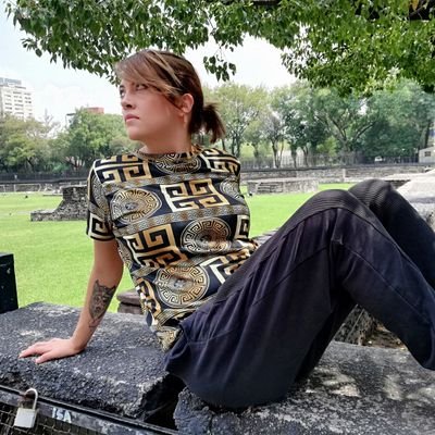 Escritora / fotógrafx por hobby / budista / filósofa / amante del cine / lectura drama / tarot / poeta / enamorada / viajera / sagitario /