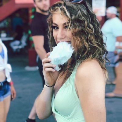 Ayebaebai's profile picture. 50% Elle Woods, 50% Geralt of Rivia. Lowkey introvert but will fight racists