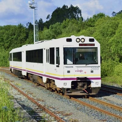 Maquinista de renfe operadora y ambientologo. Don para mirar plantas y animales o para llevar trenes según se necesite