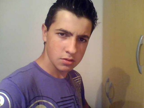 seii que um diia posso ser aquele que você sonhou;
mas por enquanto prefiro ser quem eu sou!