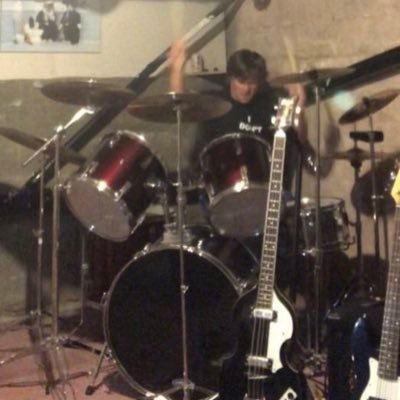 Just moved to sunny Vancouver. Here for the beer. I like to play drums. Bang a gong motherfuckers!!🕶