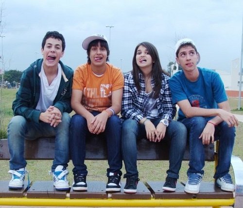 Banda fINE foi criada em agosto de 2009.Que se completar com Matheus (guitarra e voz),Lucas (backs e guitarra),Tatiana (baixo) e renan (bateria).Amo muito eles