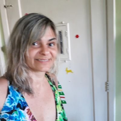 Adoro viajar, passear e um Boa conversa. 
valorizo a inteligência,  sinceridade e a lealdade.