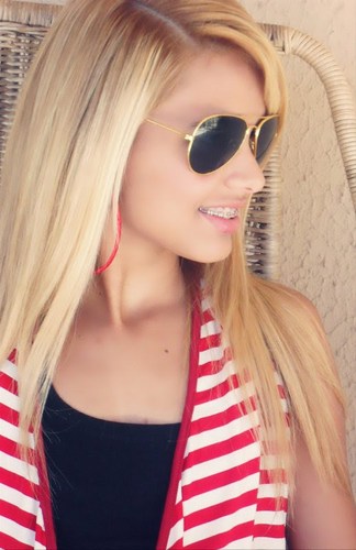 Sou uma garota extrovertida,adoro fazer novas amizades,simpatica ;}

Me seguem *--*