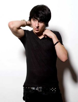 Follow me please if I get 100 more followers than I'm following then I might be able to get @mitchelmusso to follow me :)