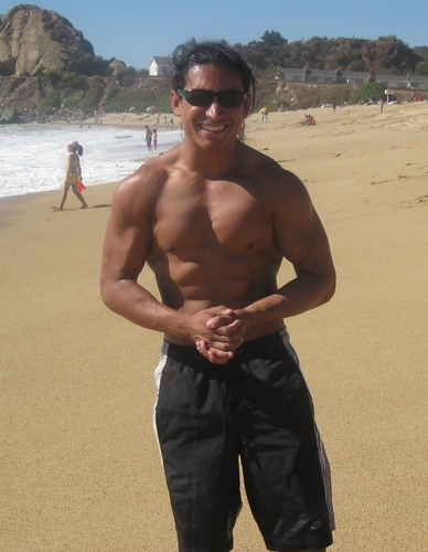 Licenciado en ciencias y artes musicales PUCV, Licenciado en educacion PUCV, profesor de Música PUCV.
Cantante de Rock Solista, compositor y productor musical