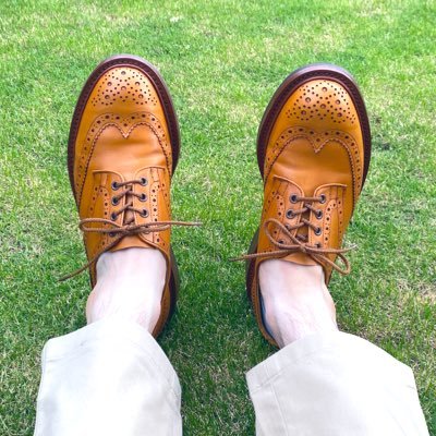 革靴と靴磨きの沼に片足を突っ込んでしまったアラサーリーマン。靴のことを考えるだけで幸せになる単純なやつです。革靴メインでつぶやきます。