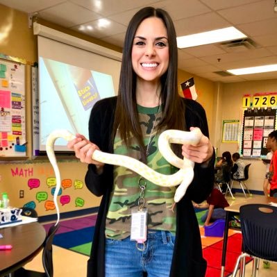 MsVarelasClass's profile picture. 4th Grade Teacher 🐝