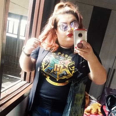 TrindadeLayanna's profile picture. 🎶 Vento, cavalo, peão... marcas de cascos no chão. Fronteira sem marcação, nosso ideal meu Rincão 🎶
• Gaúcha • Colorada 
• Potterhead • Slytherin • Riddle  💚