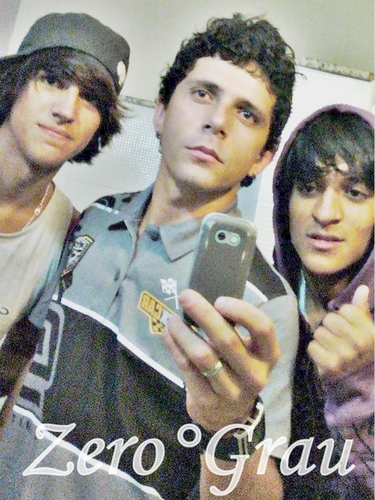 - Guitarra:@thiaagocostaa e @ChikiinZG - Bateria:@leobaterasempre (o vocal e o baixista não tem tw ainda rs)