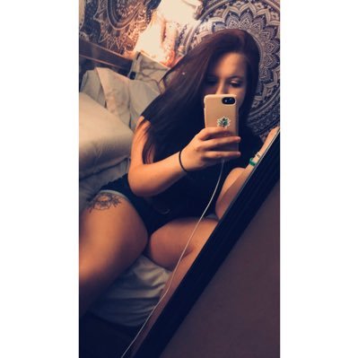She’s a mess of Gorgeous chaos and you can see it in her eyes🌺
