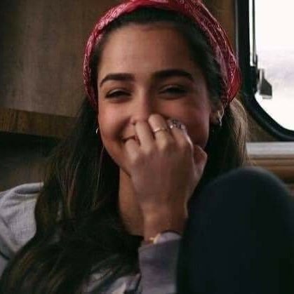 ليس كل ما في القلب قابل للبوح هناك ما يولد ويموت ولا يفصح عنه .❤