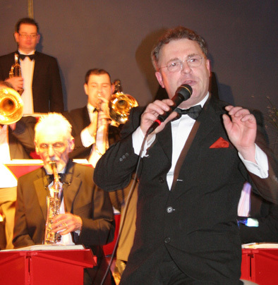 Sinatra Tribute Act Frank Holden offers his unique 5 Star Sinatra Entertainment Packages for Weddings, Private Functions and Corporate Events.