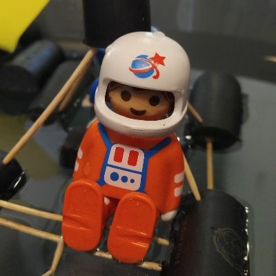 Journaliste. Ecrit et Radio, Science/Espace, pourquoi pas JV et Ciné. Et puis bouffe aussi s'il me reste de la place dans la bio.