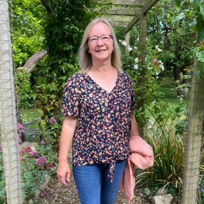 Retired wedding florist, still passionate about flowers and nature, but now with time to walk the dog and dig the garden!