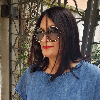 AnjaPikula's profile picture. Gynecologist,Artist, Philosopher, Fashion Victim, Book 📚 worm 🐛