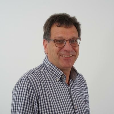 Ondernemend en ondernemer, kijkt graag voetbal maar ook naar NAC, praat met zijn hond, krijgt jeuk van hedendaagse politiek, focus op positieve tweets.