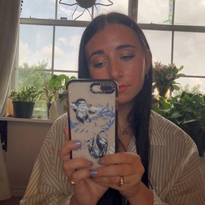 ellemthomas's profile picture. basically just on twitter for the laughs ⚡️