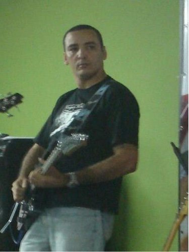 Seguidor de Jesus, Marido da Syl, Pai da Melyssa e da Mayara, um guitarrista que deseja tocar o coração de Deus...
