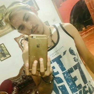 En realidad me llamo Jhonny soy Periodista Venezolano 🇻🇪 Digital journalist, Músico, sexólogo en formación, Pausiniano, locutor, Autor/Productor de contenidos
