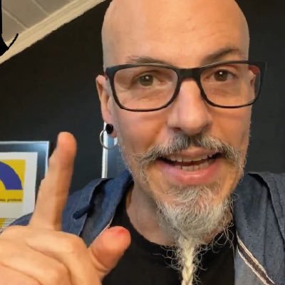 Designer (cali/tipo)gráfico, mestre em design, professor universitário na Tuiuti e fundador da Academia do Traço