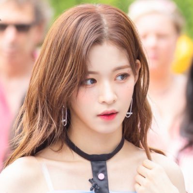 hourly pictures of @realfromis_9’s lee chaeyoung