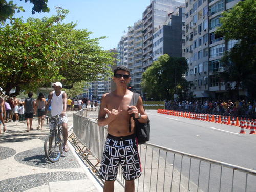 Moreno, 1.70m 65kg, cabelos curtos.