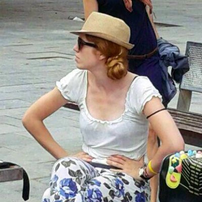 Comunicadora audiovisual feminista de Barcelona.
Tots els pronoms menys bonica.