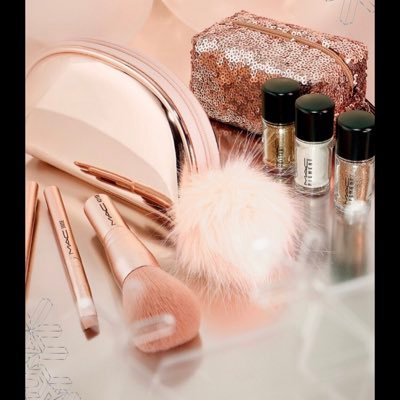 beautylii1's profile picture. AUT | VIE
Dauerwerbesendung 📢
Makeup • Sale • Fashion • Hacks • Inspo ✨
DM | Mail für Kooperationen: beautylii@gmx.at