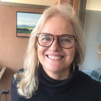 Primera decana de la Facultad de Comunicación de la Universidad de Montevideo. Profesora en @fcomUDD.