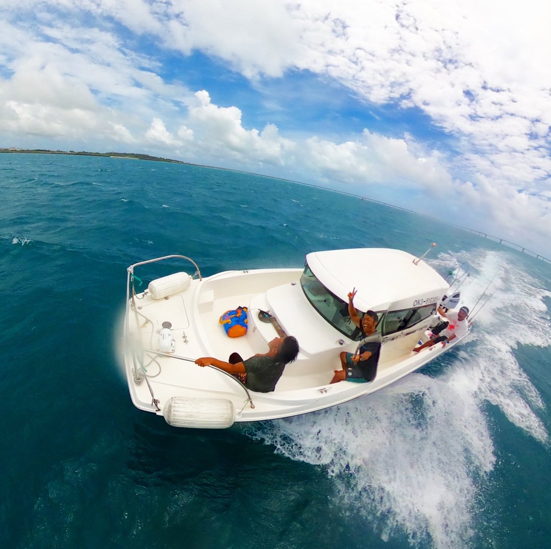 宮古島でボートクルーズの島遊びツアーを開催しているプレイン・ソレイユです
宮古島の海と空を五感で感じることができる特別な時間を宮古出身の船長が楽しくご案内いたします。パイナガマビーチ横の港から出発です！
太陽がいっぱい合同会社
#宮古島 #ボート #SUP  #釣り #シュノーケリング
