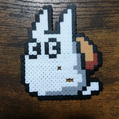 いーすと V Twitter やっとできたー ビスコ坊や 安易に手を出したけど 髪の毛部分の配色に心折れまくった 画像をアプリ に取り込んでビーズの図案を作ってもらったので 配色はアプリ任せ アイロンビーズ ミニフューズビーズ グリコ ビスコ