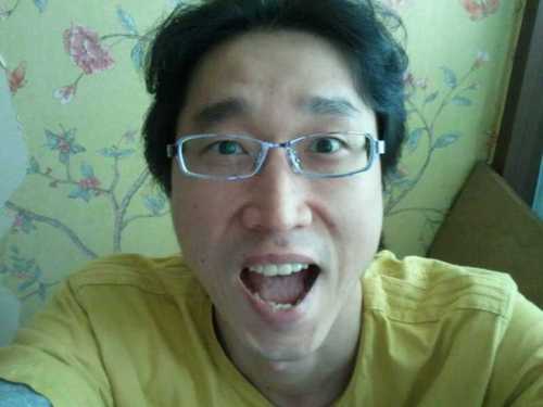 서기 일천구백칠십사년 가을에 태어나 나라가 시키는대로 아이 셋낳아 잘 크는지 구경하면서 두산베어스의 승리를 염원하며 심심하면 돈벌며 살아가는 젊은이...