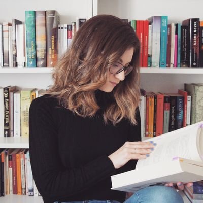 🙋🏼‍♀️ | Magdalena 
📖 | Libros, libros y más libros 
📷 | Instagram: @lectoraempdernida
| Administradora del blog 👇🏼