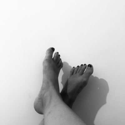 Vendo fotos y videos de mis pies españoles. I sell photos and videos of my spanish feet 🦶💕 DM for more