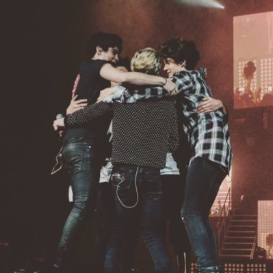 La distancia impide un beso o abrazo, pero jamás un sentimiento. ❁ || CD9 6/6 ♡.