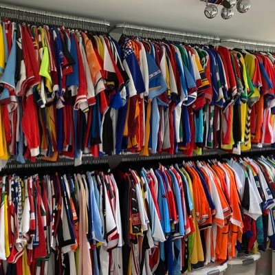 A showcase of my footballshirt collection. I love 90s templates, Umbro, Pony and shirts from the UK. My goal: all the shirts from the PL until League Two.