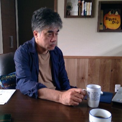 精神保健福祉士。詩の『絵本湾』。気仙沼自由芸術派。朗読ユニット千田基嗣+千田真紀。気ままな哲学カフェ主宰。ローカル・エッセイスト(地方評論家)元気仙沼図書館長。詩誌霧笛同人。詩のブログ「湾」。詩集「迷宮寓話集Ⅱ」、「湾Ⅲ2011~14」宮城県詩人会、日本現代詩人会、宮城県芸術協会。自治体学会。産業カウンセラー。