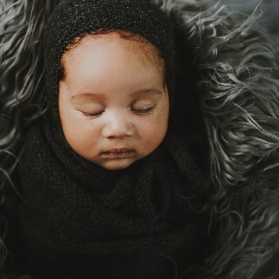 Cape Town based photographer Amy Green photographs families from pregnancy, birth, newborn and celebrating that very first birthday celebration.