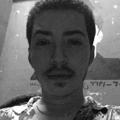 من أنا!! أنا لستُ غريب،أنا رجل عادي،يشتهي الإختفاء،ويشتهرُ بالضحك والغضب مثلكم..