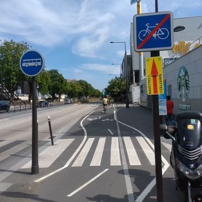 Photos d'infrastructures cyclables et suivi de l'évolution du vélo en région parisienne, entre réussite et absurdité. Compte indépendant.