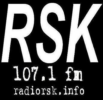 al 107.1 FM, Ràdio RSK, una ràdio lliure, assambleària, autogestionada i no comercial de Nou Barris fundada el 1985.
