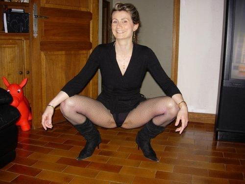Hi :) In a boring marriage. Love dirty chat with men. I rarely tweet so contact me via my profile if you like (my web link) :)