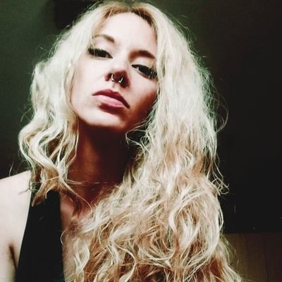 Soy Úrsula, la Bruja de los mares🐙.
Este es mi aspecto humano cuando me mezclo entre la gentuza.