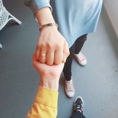 دَيآنآ المااااصري 🤪💜
physiotherapist 💀 #Senior_2020 👩🎓
Al-Azhar Uni
شكراً للقلوب التي تحاصِرنا بالنور في أشد لحظات عُتمة الحياة ❤
